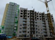 Кран ставит перекрытия десятого этажа ЖК "Малахит"